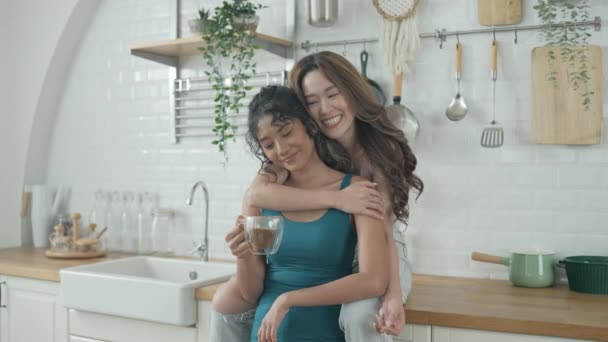 Conceptul Vacanță Rezoluție Femeile Asiatice Beau Cafea Împreună Bucătărie Femeile — Videoclip de stoc
