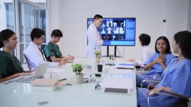 4k çözünürlüğünün tıbbi kavramları. Doktor ofiste buluşacak..
