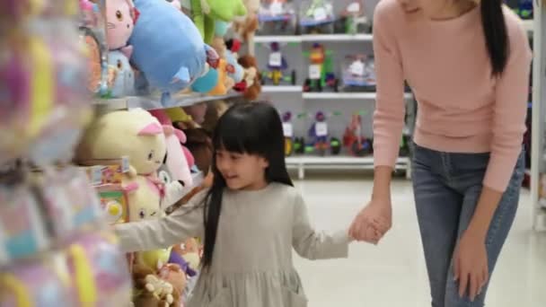 Торгівля Концепцією Resolution Азійська Мати Дочка Купують Ляльки Торговому Центрі — стокове відео