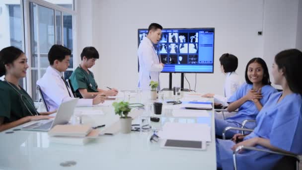 Медичні Концепції Резолюції Лікар Зустрічається Всередині Офісу — стокове відео