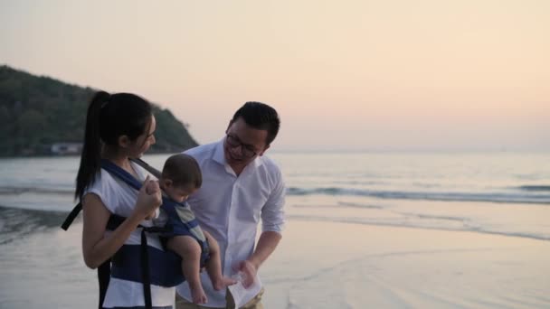 4K解像度的旅游概念 亚洲家庭一起在海滩上散步 — 图库视频影像
