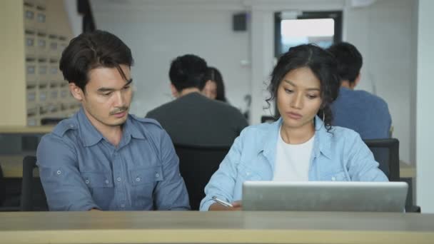 Conceito Negócio Resolução Casal Negócios Asiáticos Trabalhando Juntos Escritório Plano — Vídeo de Stock