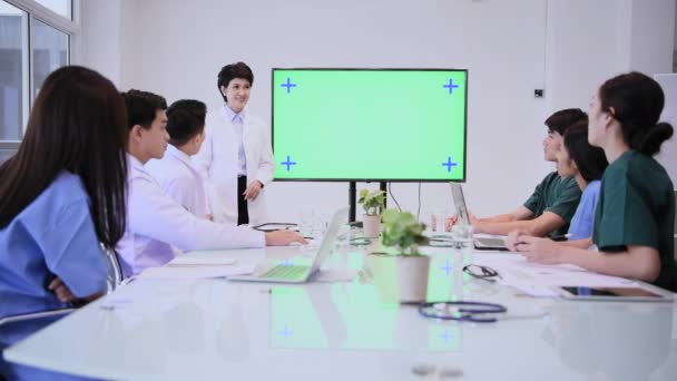 Medical Concepts Resolution Doctor Explaining Meeting Previewing Green Screen — Video Stock