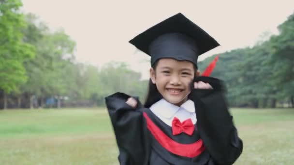 Educational Concept Resolution Asian Girls Dancing Happily Graduation Day — Stock Video
