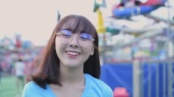Konsep Pariwisata Resolusi Gadis Gadis Cantik Bersenang Senang Sebuah Taman — Stok Video