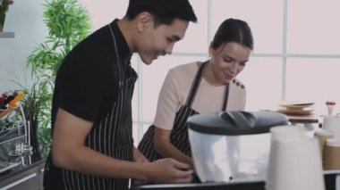 Kafe konsepti 4k Kararlılık. Kahveci kahve makinesiyle latte sanatı yapıyor..