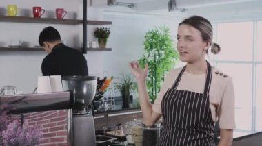 Kafe konsepti 4k Kararlılık. Dükkan sahibi, kafe çalışanlarının iş akışını sunuyor..