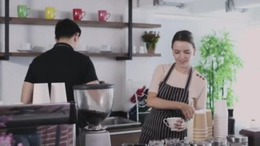 Kafe konsepti 4k Kararlılık. Bir kafede birlikte çalışan çalışanlar..