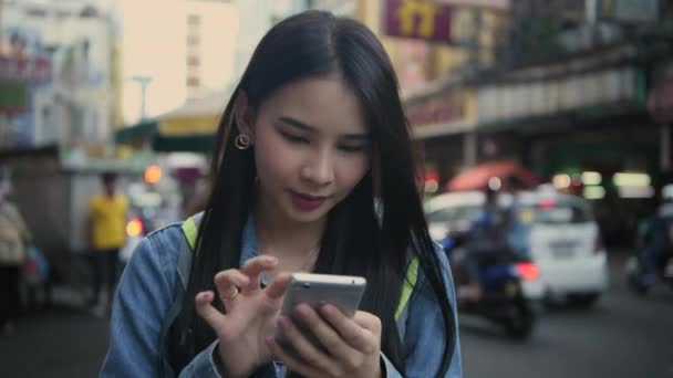 Travel Concept Resolution Asian Woman Using Phone Road While Traveling — Stock video