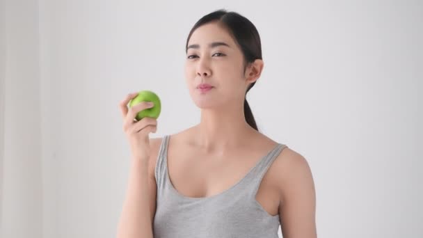 Conceito Saúde Resolução Menina Asiática Comendo Maçãs Verdes Casa — Vídeo de Stock