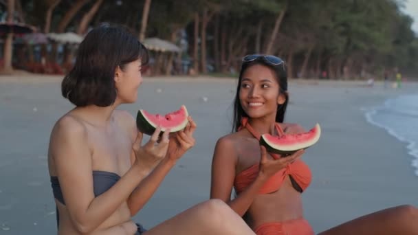 Seyahat Konsepti Çözünürlük Genç Asyalı Kadınlar Sahilde Birlikte Oturup Karpuz — Stok video