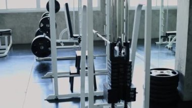 Fitness konsepti 4k Çözünürlük. Spor salonundaki çeşitli egzersiz ekipmanlarına bakıyorum..