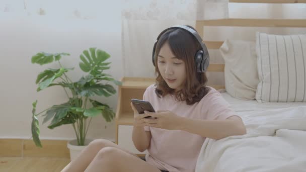 Conceito Férias Resolução Mulher Asiática Ouvindo Música Quarto Atividades Entretenimento — Vídeo de Stock