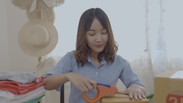 Conceito Negócio Resolução Asiático Mulher Embalagem Produtos Caixas Casa — Vídeo de Stock