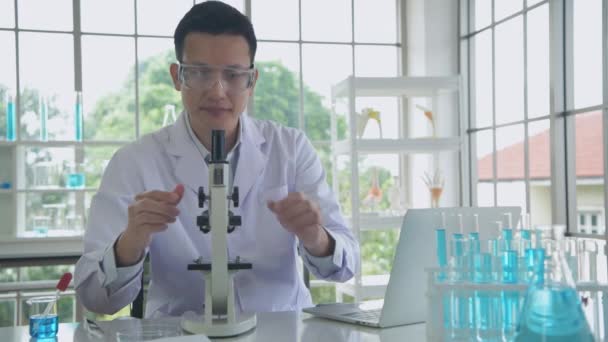 Konsep Penelitian Resolusi Ilmuwan Asia Sedang Memeriksa Anomali Dengan Mikroskop — Stok Video