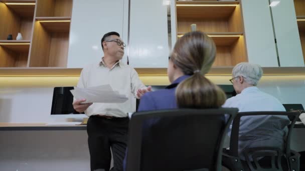 Üzleti Koncepció Felbontás Ázsiai Emberek Együtt Dolgoznak Irodában — Stock videók