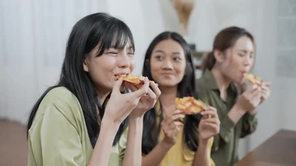 Conceito Férias Resolução Grupo Amigas Asiáticas Comendo Pizza Juntas Casa — Vídeo de Stock