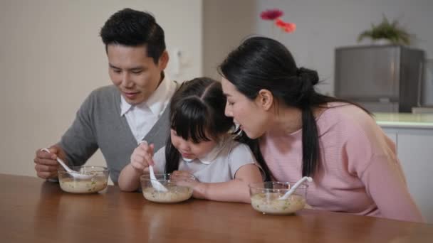 Родинна Концепція Resolution Азіатські Батьки Діти Які Їдять Разом Домі — стокове відео