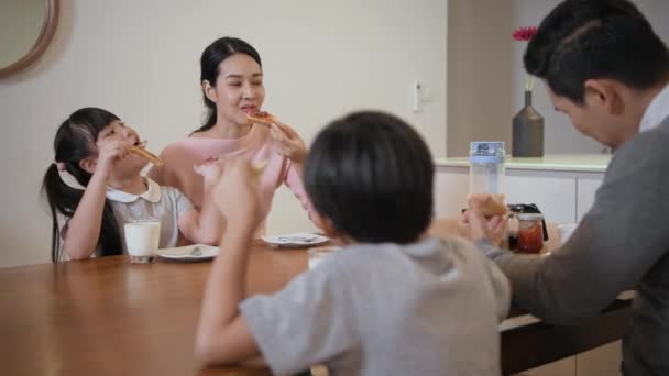 4K解像度のファミリーコンセプト アジアの両親と子供たちがキッチンで一緒に朝食を取っています — ストック動画