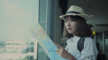 4k Kararlılığın Turizm konsepti. Turistik yerler arayan Asyalı kadınlar.