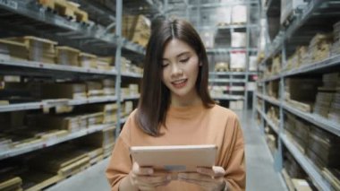 Alışveriş konsepti 4k Çözünürlük. Depoda mal arayan genç kadınlar..