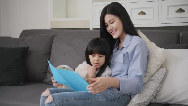 Family Concept Resolution Mother Daughter Reading Books Together Living Room — Stock Video