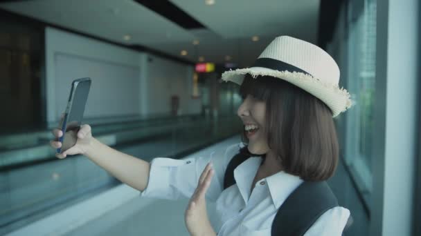 Tourismuskonzept Der Resolution Asiatin Macht Selfie Oder Videoanruf Flughafen — Stockvideo