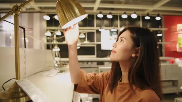 Concepto Compra Resolución Mujer Asiática Eligiendo Una Lámpara Centro Comercial — Vídeos de Stock