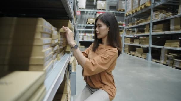 Nákupní Koncept Resolution Asijské Dívky Vybírají Produkty Skladech — Stock video