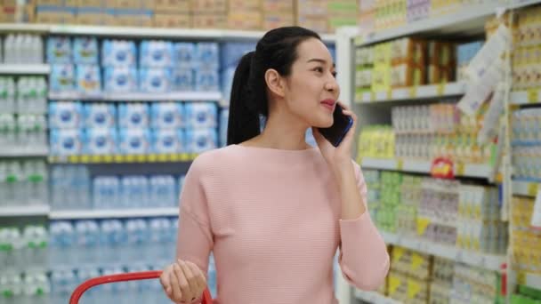 购买4K解像度的概念 亚洲女人在商店里购物 — 图库视频影像