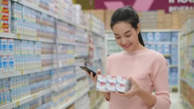 4k Kararlılığın alışveriş kavramları. Genç kadınlar alışveriş merkezinde mal aramak için cep telefonu kullanırlar..