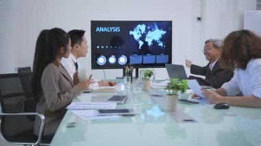 4k Kararlılığın iş konsepti. İş ortakları konferans odasında toplantı yapıyorlar..