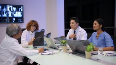 4k çözünürlüğünün tıbbi kavramları. Doktor ofiste buluşacak..