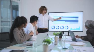 4k Kararlılığın iş konsepti. İş adamları ortaklarıyla konferans odasında buluşuyor..