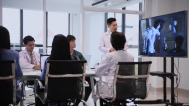 4k çözünürlüğünün tıbbi kavramları. Doktor ofiste buluşacak..