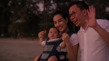 4k Kararlılığın Turizm kavramları. Asyalı aile sahilde birlikte eğleniyor..