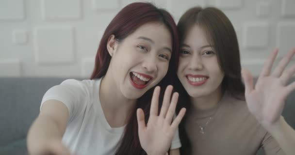 Çözünürlük Arkadaşı Konsepti Asyalı Kadınlar Birlikte Oturma Odasında Video Çekiyorlar — Stok video