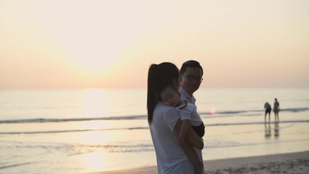 4K解像度の観光コンセプト アジアの家族が一緒にビーチを歩いている — ストック動画