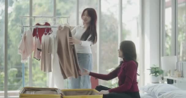 Mitbewohner Konzept Der Auflösung Asiatische Frauen Packen Kleider Koffer Zusammen — Stockvideo