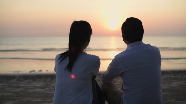 4K解像度の観光コンセプト ビーチでリラックスしたアジアのカップルのシルエット — ストック動画