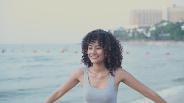Travel Concept Resolution Asian Woman Relaxing Beach — Vídeo de Stock