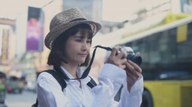 4k Kararlılığın Turizm konsepti. Asyalı kadın heyecanla şehir çekimlerinin fotoğraflarını çekiyor..