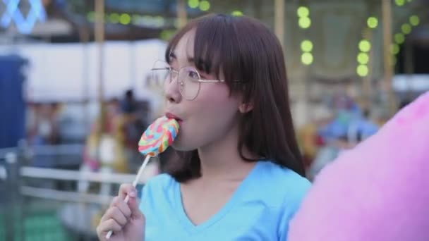 Koncepcja Turystyczna Rozdzielczości Piękne Dziewczyny Jedzą Lizaki Szczęśliwie Parku Rozrywki — Wideo stockowe