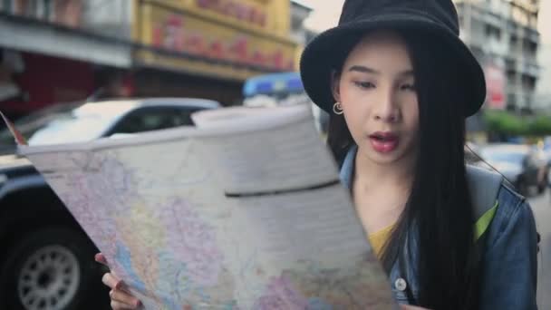 Koncepcja Podróży Rozdzielczości Azjatki Używają Map Znaleźć Miejsca Mieście — Wideo stockowe