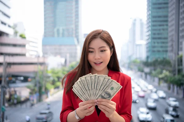 Asian Businesswoman Counting Money City — Stock Photo, Image