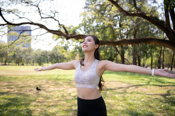 Atleta Asiatica Che Respira Nel Parco Con Freschezza — Foto Stock