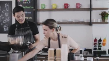 Kafe konsepti 4k Kararlılık. Bir kafede birlikte çalışan çalışanlar..