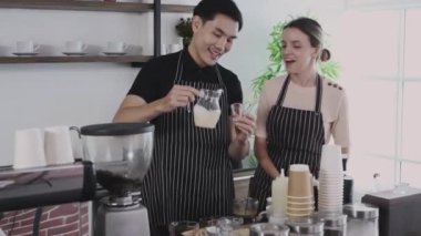 Kafe konsepti 4k Kararlılık. Kahveci dükkandaki makineyle kahve yapıyor..