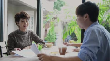 4k Kararlılığın iş konsepti. Asyalı işadamı kahve dükkanında müşterilerle buluşuyor. Sıradan iş planı.