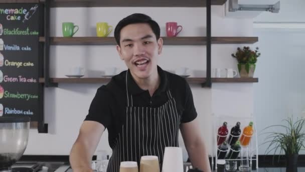 Kaffebutik Koncept Upplösning Barista Introducerar Menyn Caféet — Stockvideo